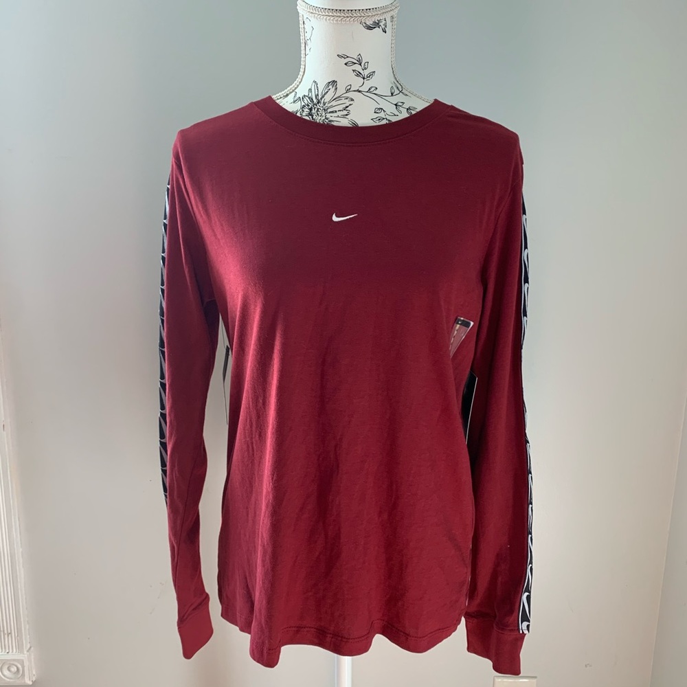 NWT Nike Women’s Long Sleeve Size M